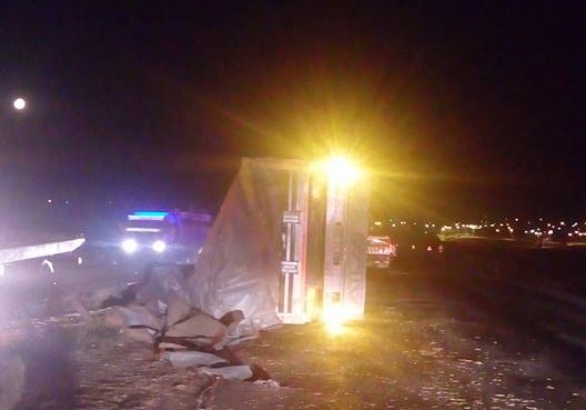 Eskilli Şoför tır devirdi Konya Afyon yolu 2 saat trafiğe kapandı