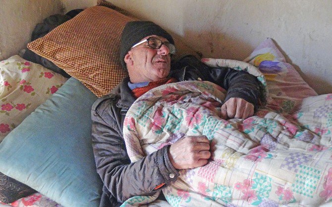 TEK Gözlü Barakada Yaşam Mücadelesi Veriyor