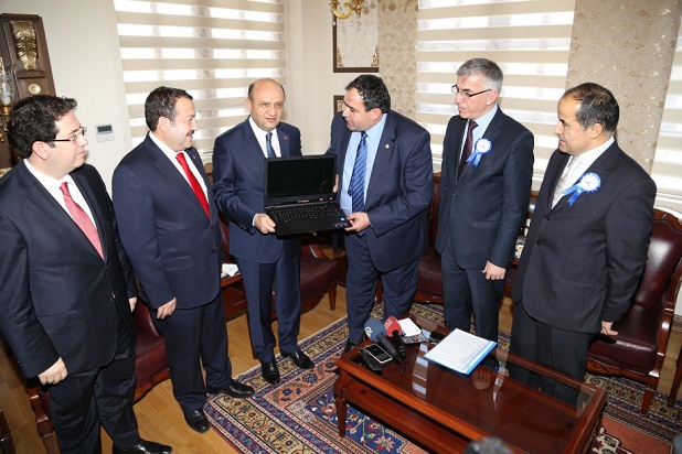 Bakan'dan köy muhtarlarına bilgisayar ve yazıcı