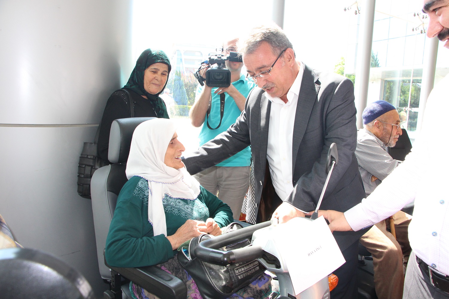 78 Adet Akülü Engelli Aracı İhtiyaç Sahiplerine Verildi