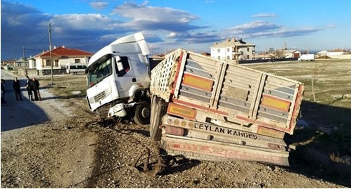 Faciaya ramak kaldı! Tır karşı şerite geçti